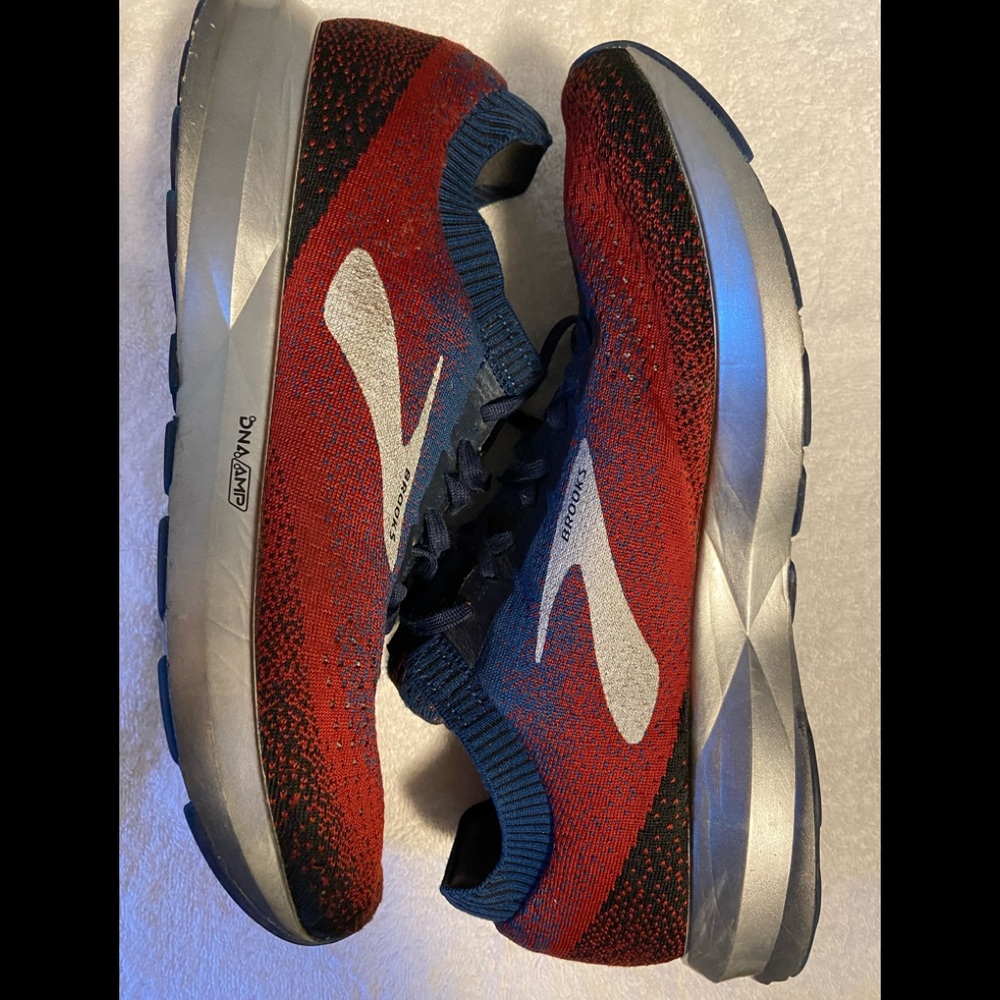 MENS size 12.5 Brooks Men's Levitate 2 Chili/Navy/Black 12.5 D US
